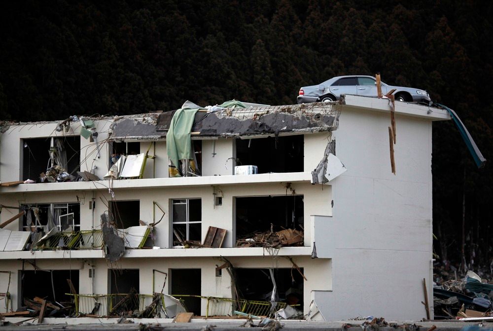 DYR TSUNAMI: En bil står på taket av en bygning Japan etter tsunamien i fjor, som ble utløst av et kraftig jordskjelv. Naturkatastrofer kostet over 2.100 milliarder kroner i fjor, ifølge FN.
