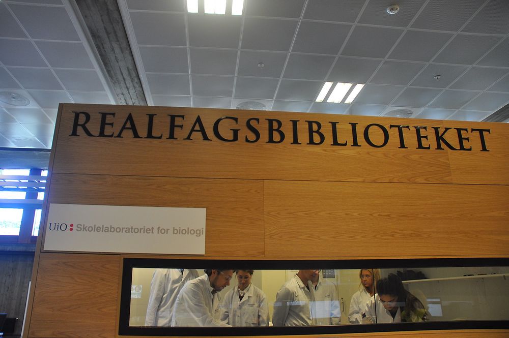 LAB: Det nye realfagsbiblioteket er utstyrt med egen biolab rett bak skranken. 