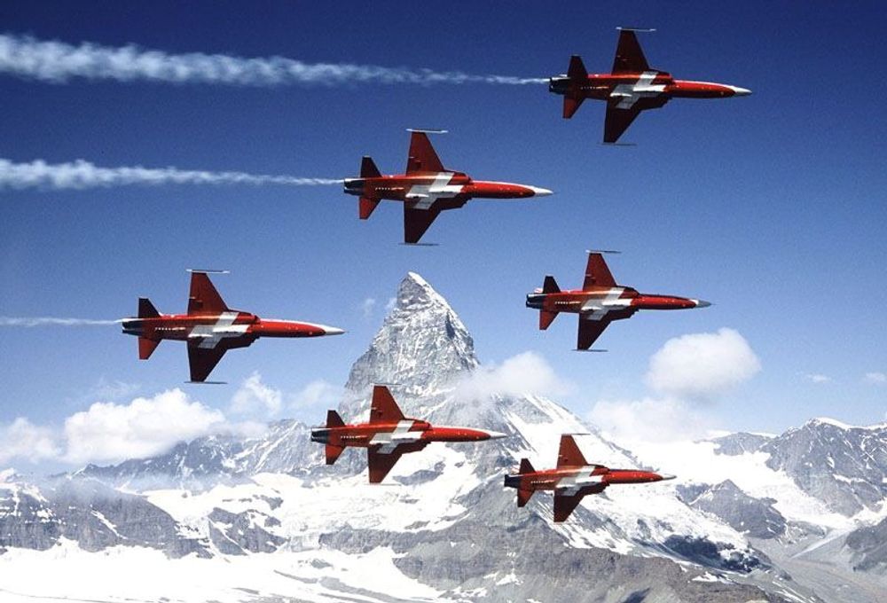 Den velkjente og smekre profilen til F-5-ene som Patrouille Suisse benytter. 