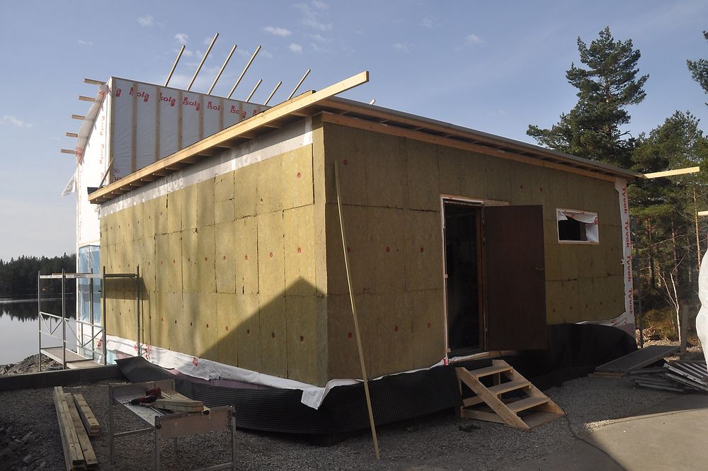 ISOLERT: Før kledning ligner nullhuset et slags Rockwool-tempel. 