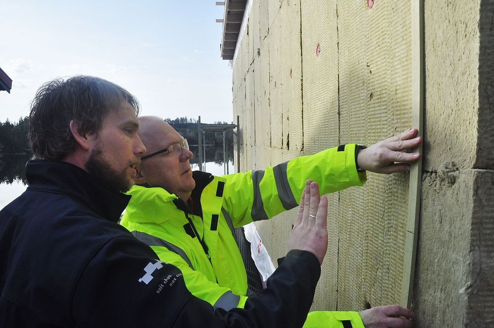 NØYAKTIG: Byggeleder Tor Øystein Michalsen, og Trond R. Kvalheim fra Rockwool. 