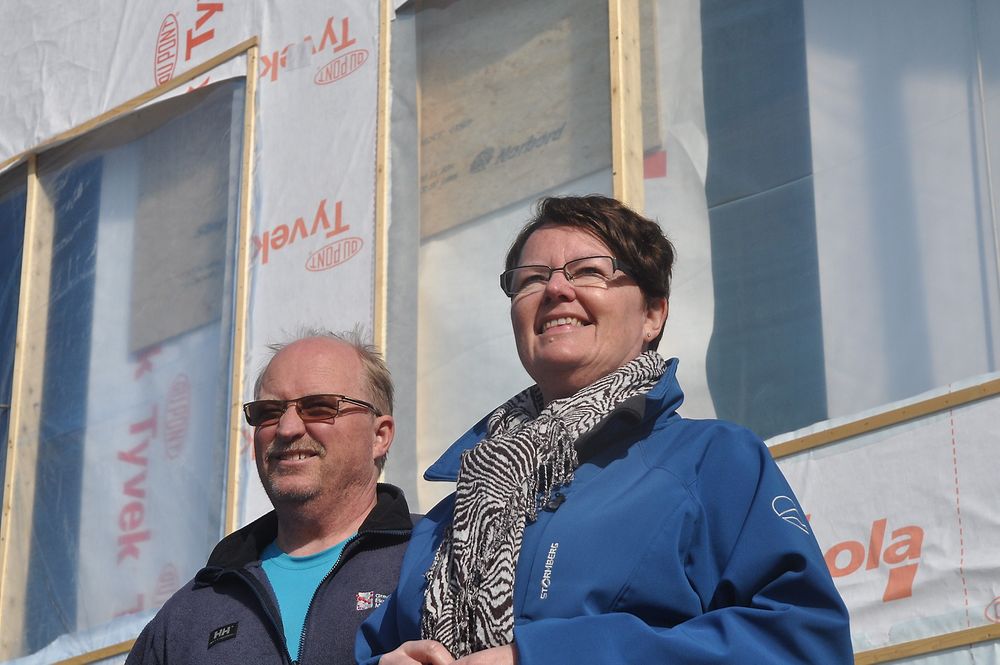 BYGGHERRE: Ekteparet Wenche Nordli og Martin Østensen deltar aktivt i byggingen av nullhuset. 