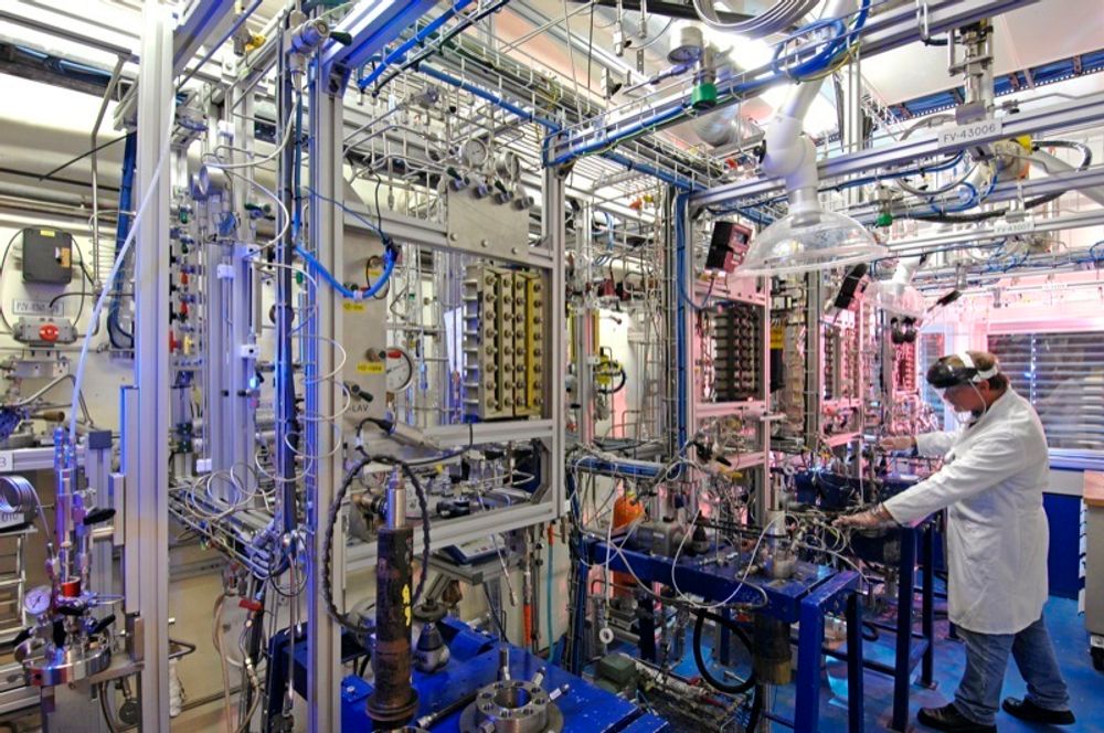 PRODUKSJON: I Norners laboratorium fremstiller de plast av CO2.