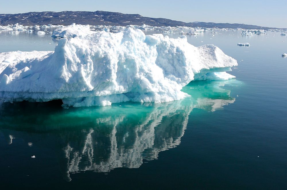 UTFORDRENDE: For å drive letevirksomhet på Grønland må isfjell taues bort. Infrastruktur er heller ikke særlig etablert, og alt må fraktes i fly.