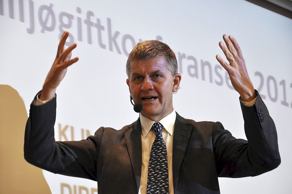SKYGGEBOKSER: Miljø- og utviklingsminister Erik Solheim sier at Norge bokser over sin egen vektklasse.