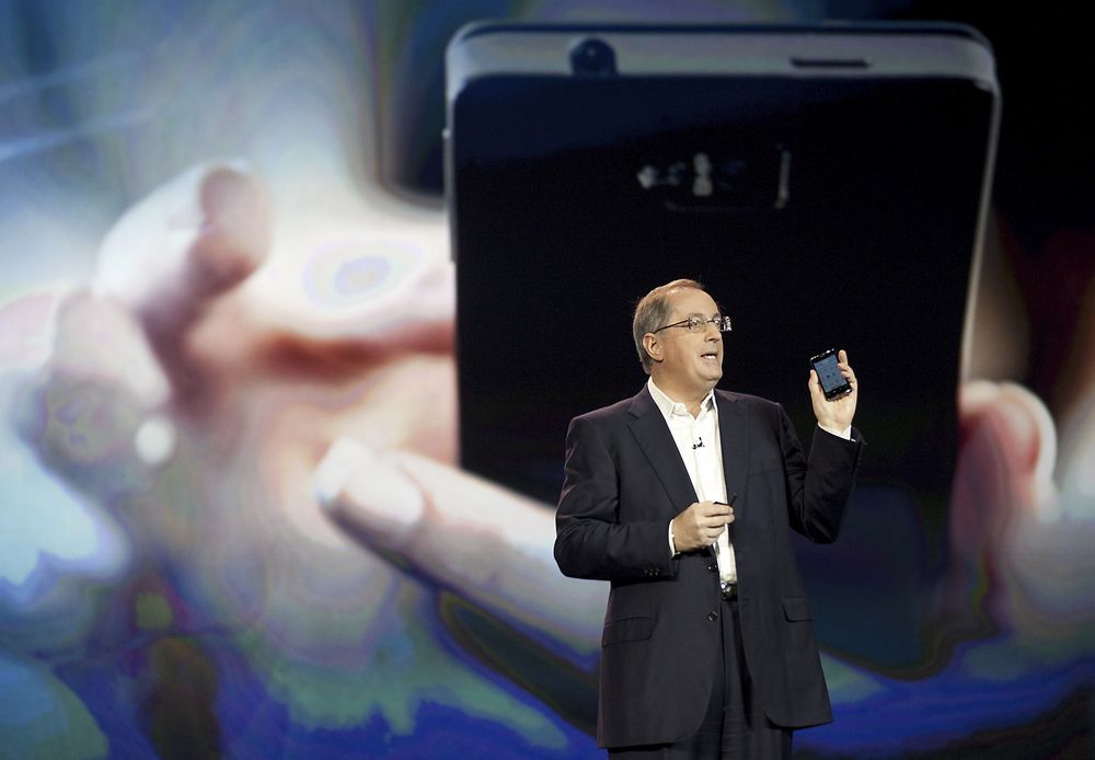 NY: Intels toppsjef Paul Otellini presenterer Intels referansedesign for mobiltelefoner, basert på Intels egen Medfield-prosessor.