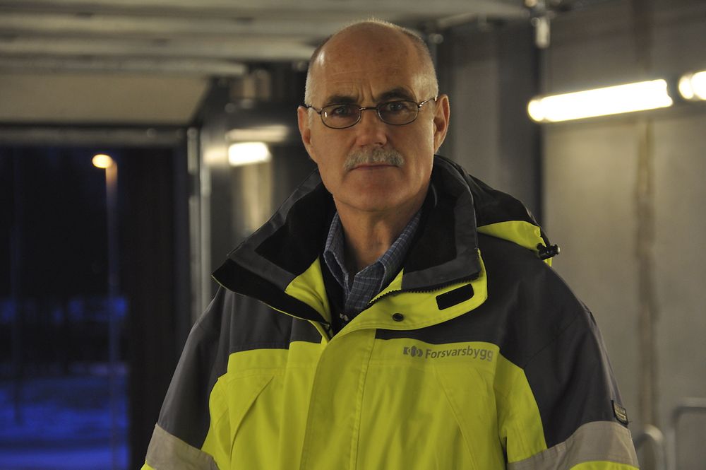 SJEF: Torfinn Nilsen er prosjektleder for alle byggeprosjektene på Setermoen leir. Her står han i vaskehallen.