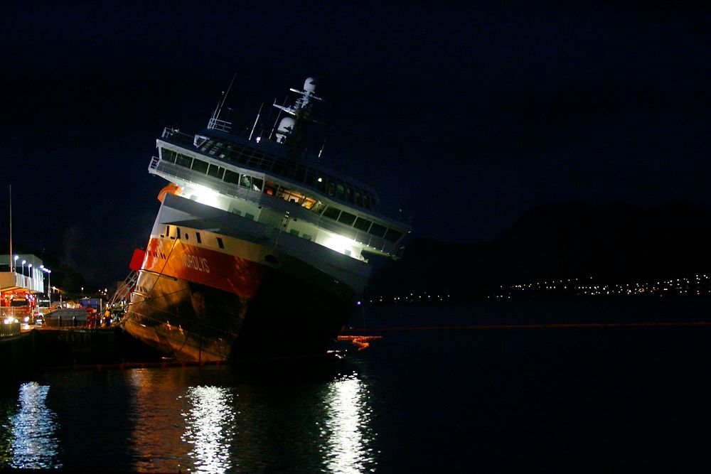 HVOFOR? Hurtigruteskipet Nordlys til kai i Ålesund med sterk slagside dagen etter brannen i skipets maskinrom: 15. september i fjor. Hurtigruten og DNV er uenige med SHT om årsaken til brannen, som tok to menneskeliv.