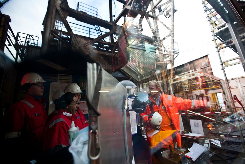 Rig manager for Songa Delta, Knut Vavik, viser og forklarer hvordan ting fungerer om bord riggen.