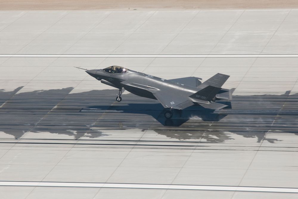Et F-35A gjennomfører den første landingen på våt rullebane. Testen ble gjennomført i juli i fjor.