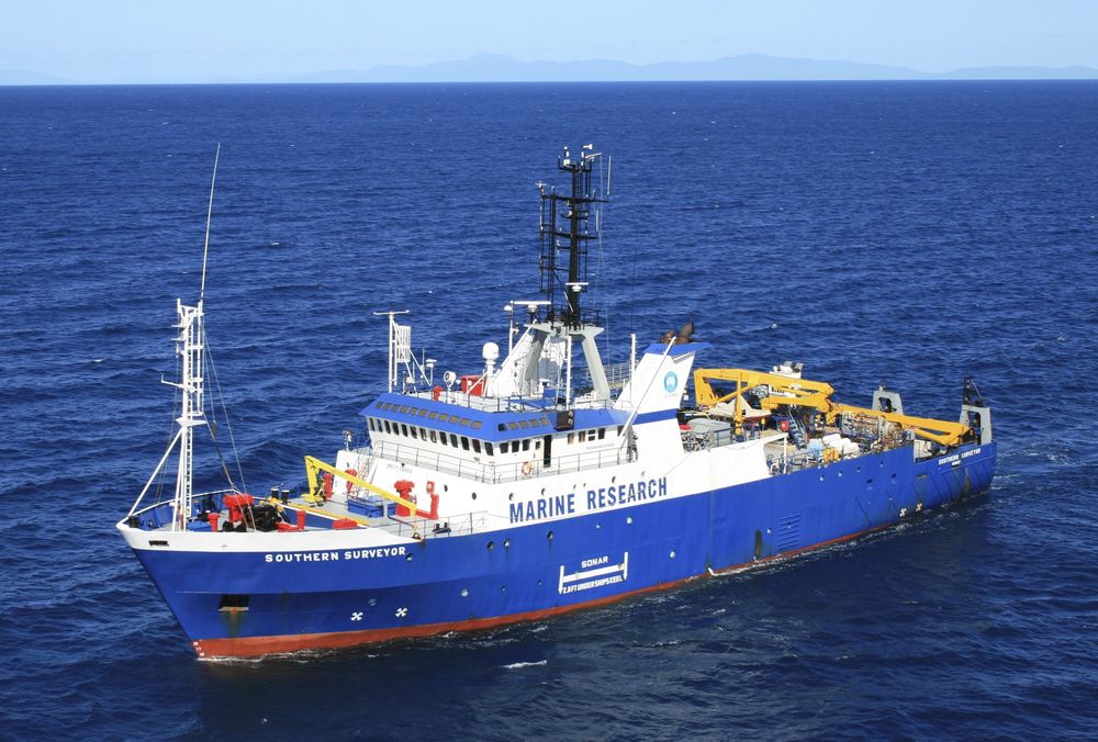 FOU: Forskingsskipet Southern Surveyor kartla for jul havbunnen vest for Perth med utstyr fra Kongsberg Maritime da de to sunkne øyene ble oppdaget.