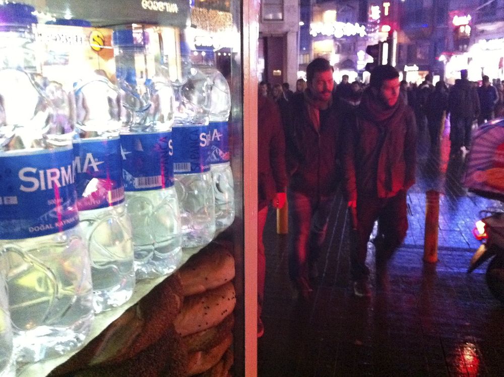 VANNBY: Flaskevann selges overalt i Istanbul.