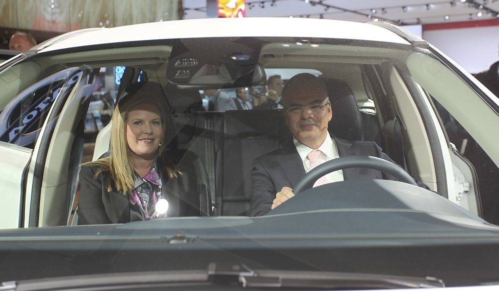 Volvo-sjef Stefan Jacoby bak rattet på konseptbilen XC60 plug-in-hybrid.