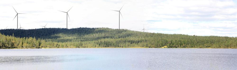 Sweco har laget denne bildemonstasjen som viser hvordan vindparken i Åmot og Trysil kan komme til å se ut fra Ulvsjøen.