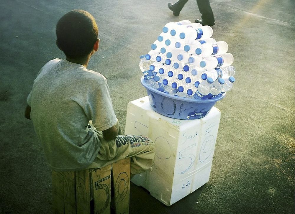VANNGUTT:  En gutt selger flaskevann på Galatabroen i Istanbul. Halvliterprisen på TL 0,5 tilsvarer drøyt halvannen krone.