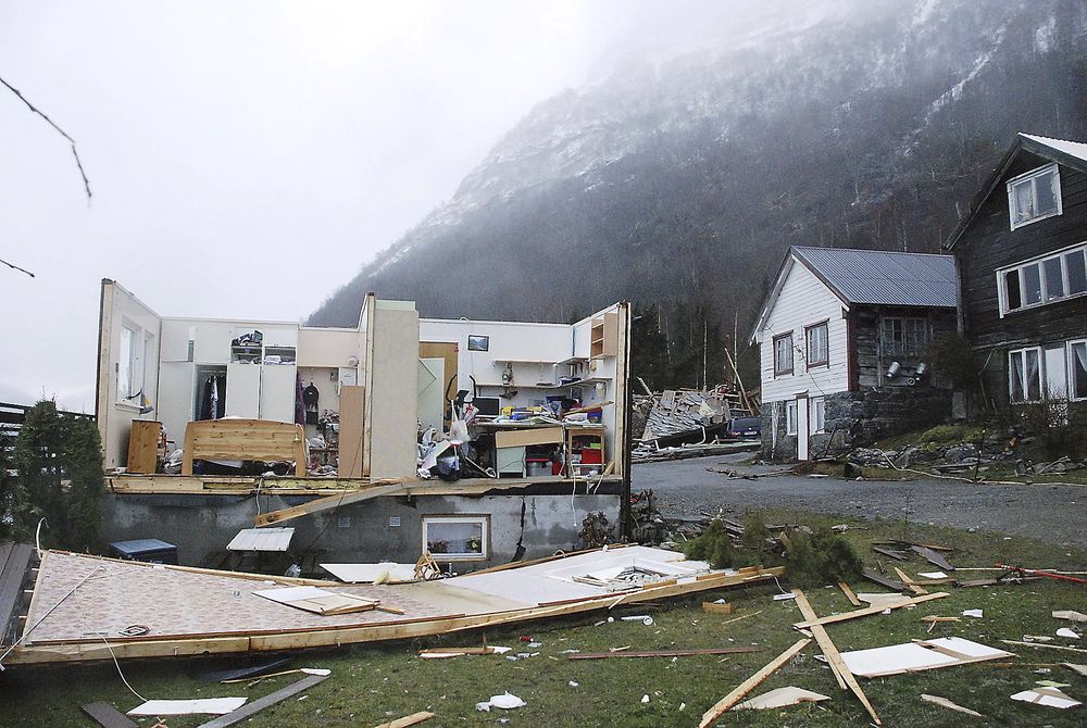 JULESJOKK: Kvinnen som bodde i dette huset på Helset i Lodalen i Stryn reddet livet da hun gjemte seg i kjelleren under orkanen Dagmar 2. juledag.
