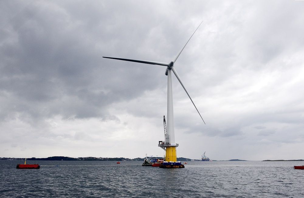 BØR BLI HER: Statoils flytende havvindmølle Hywind bør videreutvikles i Norge, ikke i Skottland eller USA. Det mener Norsk Vindkraftforening, Norwea.