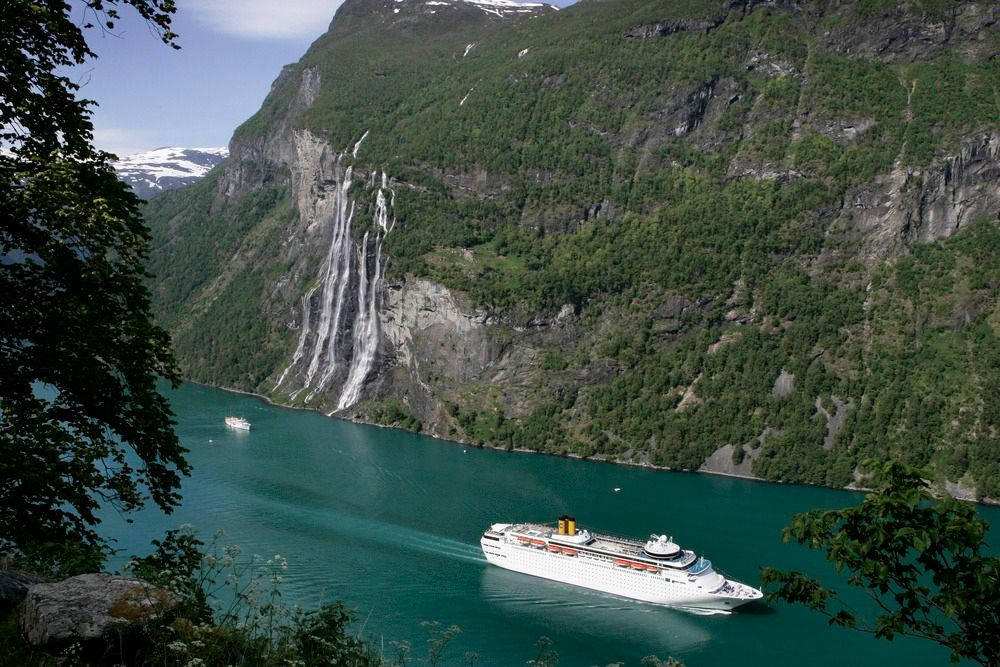 MILJØTRUSSEL: Skipene som kommer inn norske fjorder forurenser lufta. 