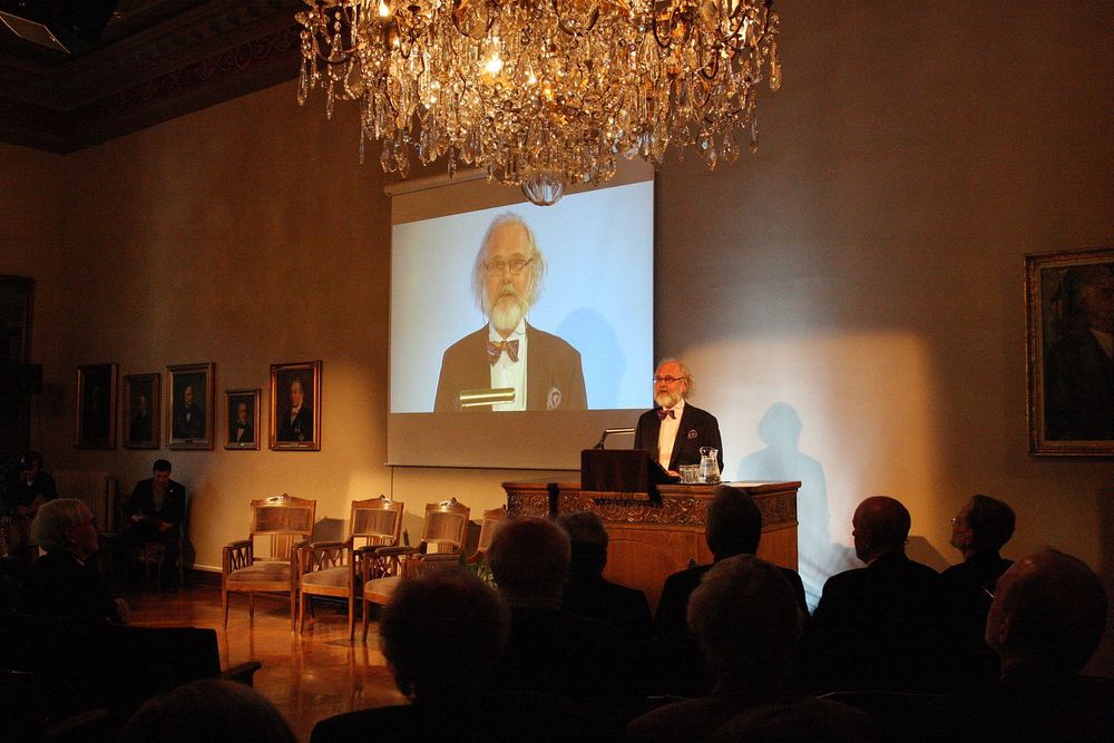 Presidenten i Den Norske Videnskabs-Akademi Nils Christian Stenseth kunngjorde navn på vinnerne av Kavliprisen 2012 