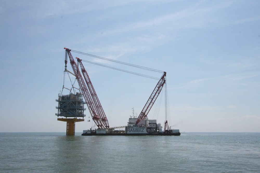 INSTALLERING: En offshore transformatorstasjon løftes på plass i vindparken London Array. 