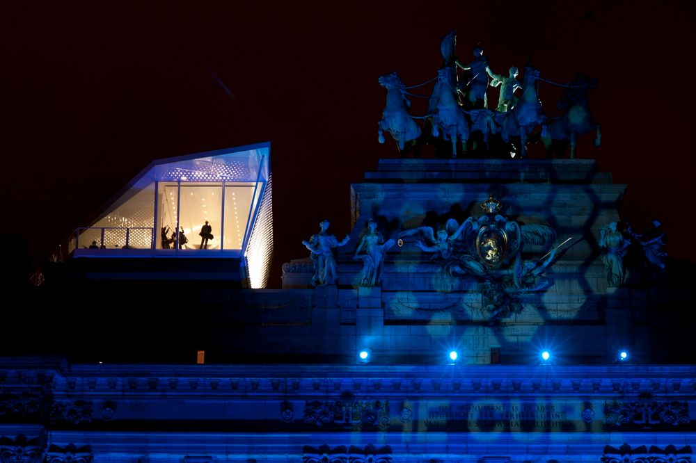 BRÜSSEL: The Cube på toppen av triumfbuen Parc du Cinquantenaire in Brüssel. 
