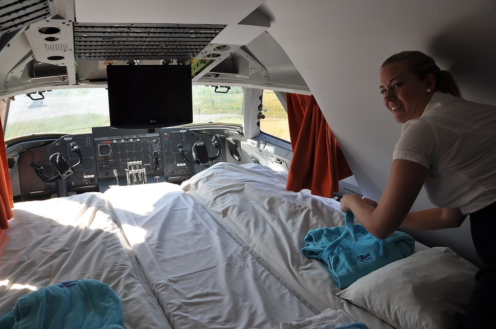 COCKPIT: Flyvertinne Petra Viker klargjør cocktpiten til de neste passasjerene.