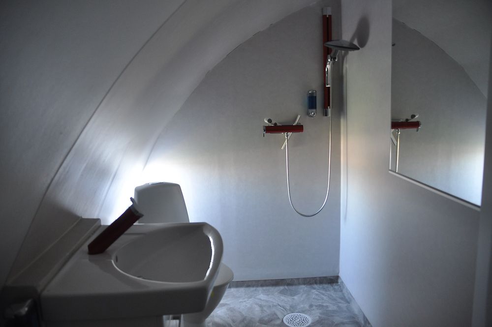 TANNPUSS HER: Badet bak cockpiten. 