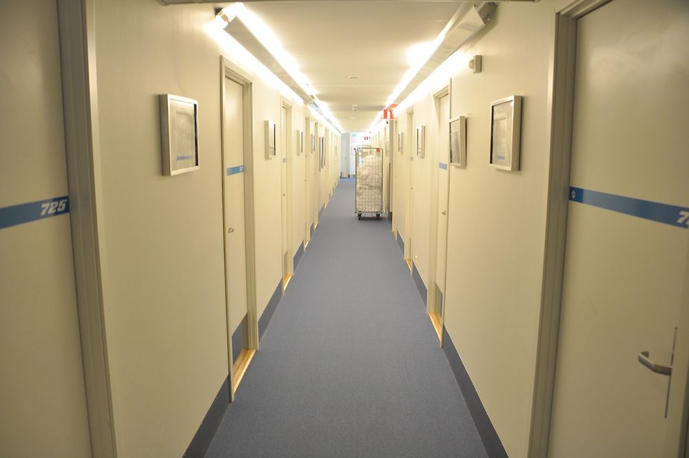 MIDTGANG: Her ligger rommene på rekke og rad.