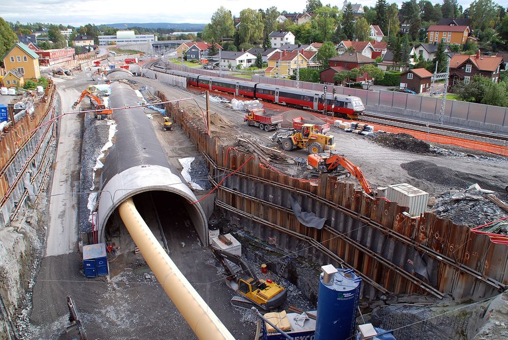 FALLEFERDIG: Store deler av det norske jernbanenettet kan falle sammen, mener RIF. Utbyggingen. Her ved dobbeltsporet mellom  Lysaker og Sandvika.
