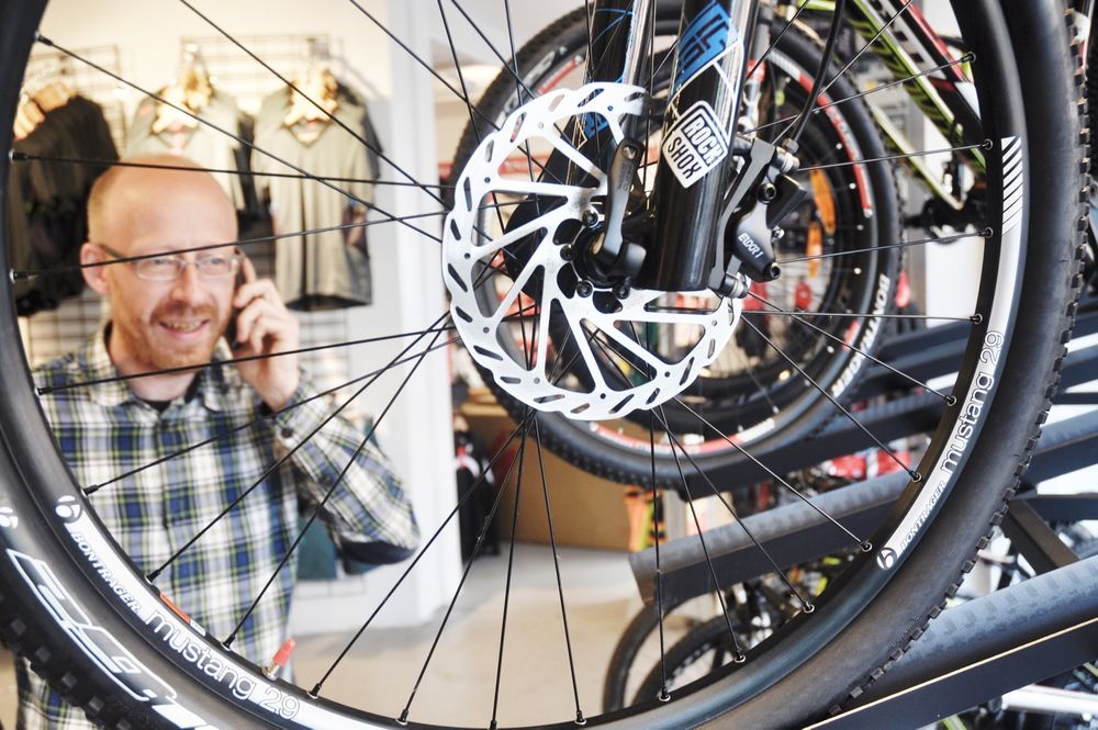 POPULÆRT: Håkon Granheim har gitt twentyniner-syklene den meste prominente plasseringen i butikken sin. 