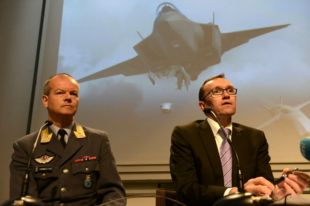 Finn Kristian Hannestad, generalinspektør i luftforsvaret, og forsvarsminister Espen Barth Eide forteller pressen at Norge kjøper nye kampfly. 