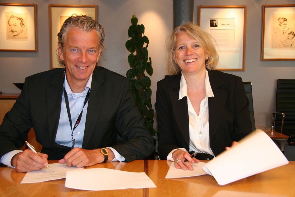 SAMARBEID: Statnett-sjef Auke Lont og Norad-direktør Villa Kulild undertegner samarbeidsavtale om å styrke kompetansen til nettselskaper i utviklingsland. (Foto: Statnett)