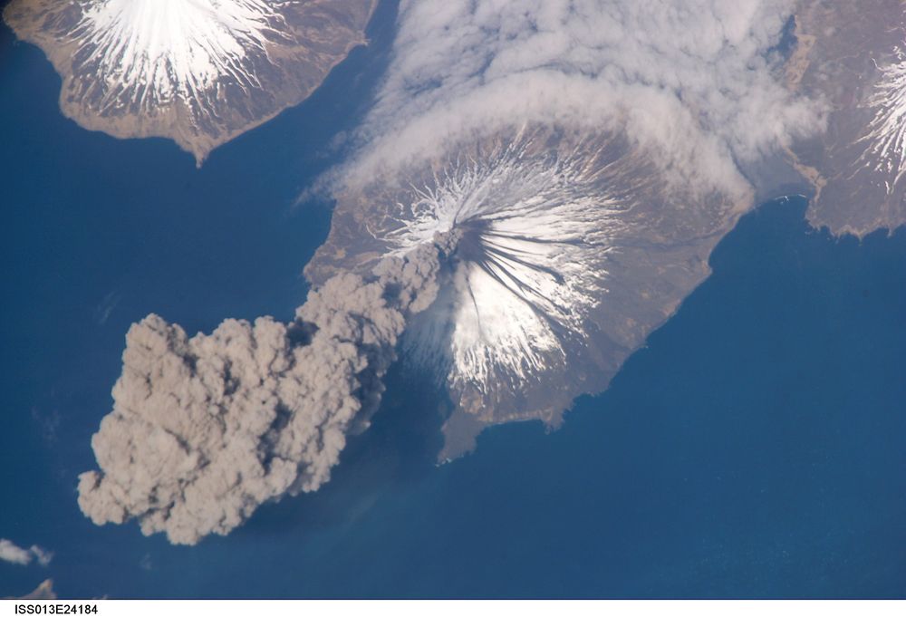7 - VULKANUTBRUDD PÅ ALASKA: Forskere kan lære mye om vulkaner ved å studere dem fra verdensrommet.  