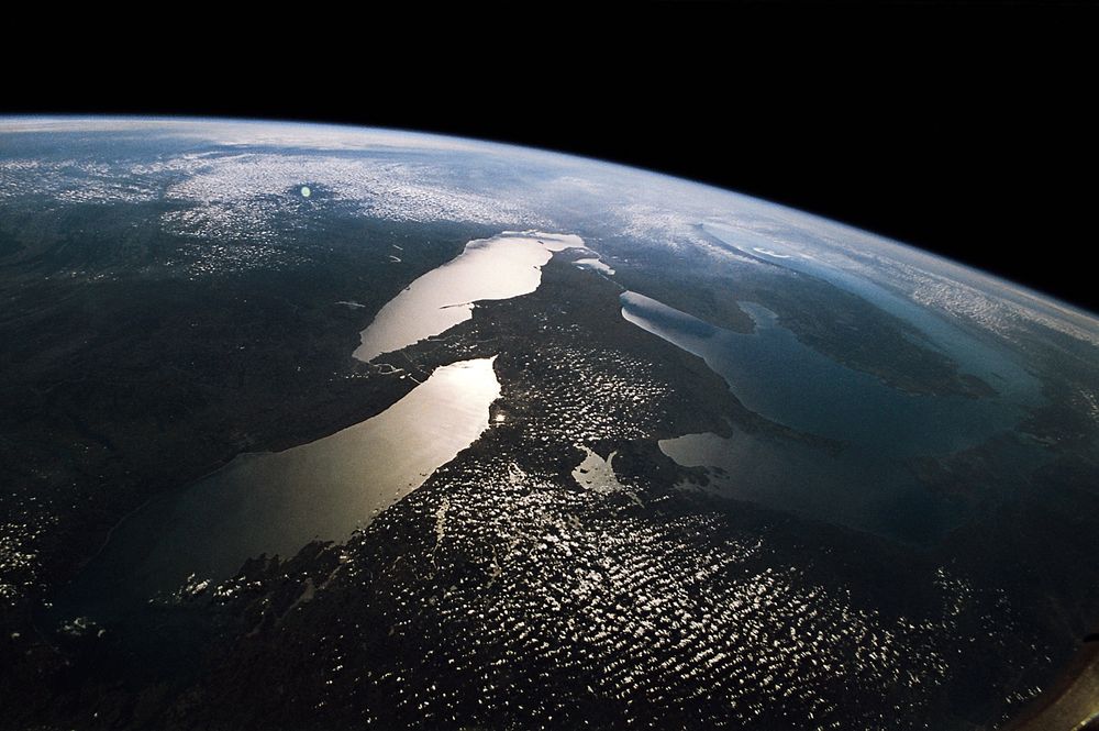 6 - DE STORE INNSJØER: Tatt i 1994 fra Discovery med 35 mm-objektiv. Niagara Fall og Lake Erie ca i midten. 