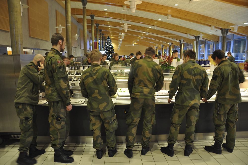 LUNSJBUFFET: I messehallen kan soldatene forsyne seg av en raus buffet.