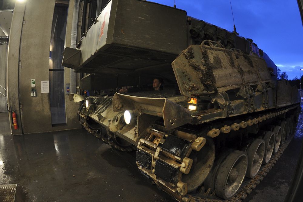 MORGENSTELL: Denne stridsvognen er på vei inn i vaskehallen og venter på tur.