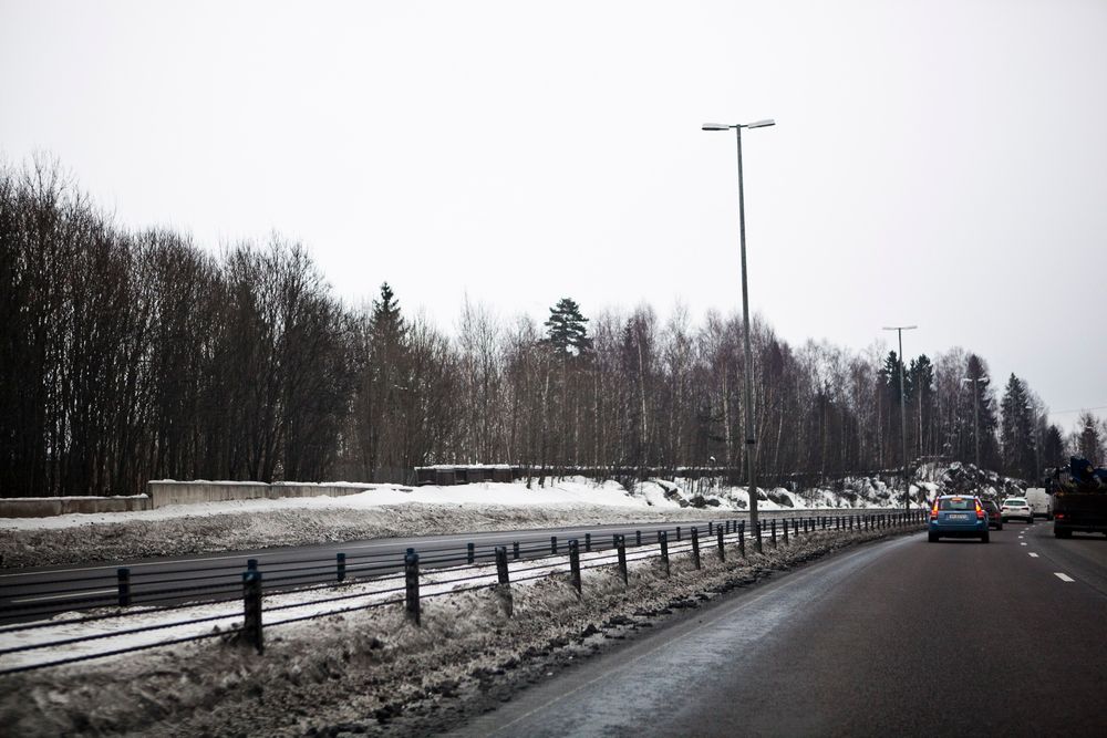 MER WIRE: Samferdselsdepartementet vurderer nå å bruke wirerekkverk på veier helt ned til 10 meters bredde. Her er wire montert på E18 mellom Drammen og Oslo.