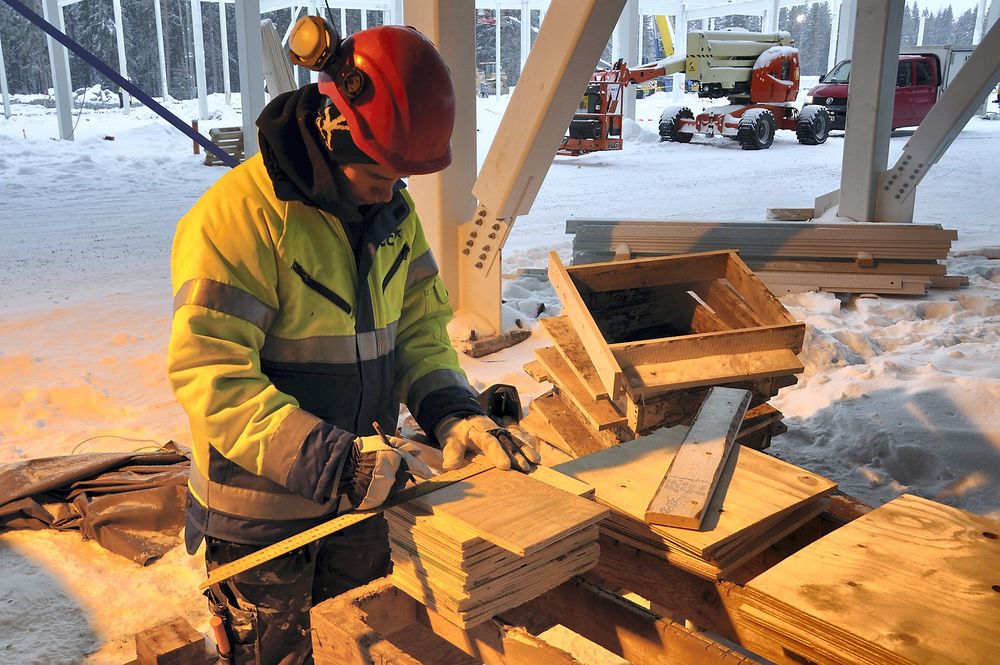 Lærling i aksjon på byggeplass. Arkivfotof fra byggingen av Facebooks datasenter i Luleå. 