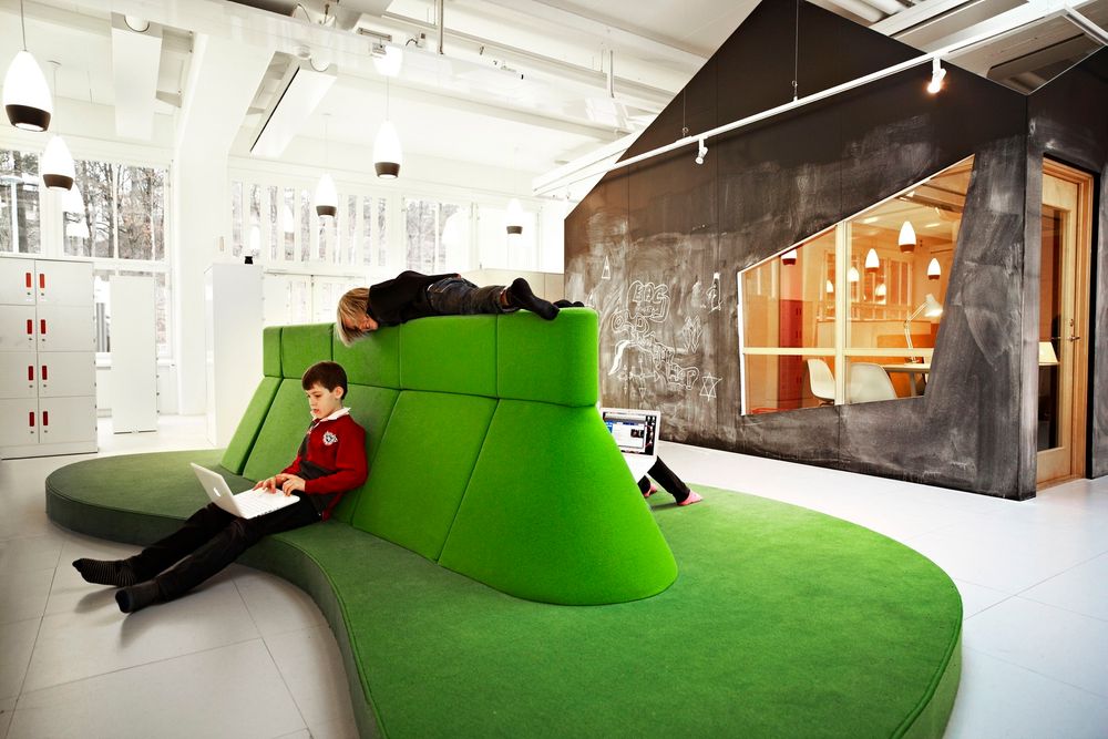ØY: Den organiske sitteøya er laget med tanke på elevers sittestilling med laptop. Designet av Rosan Bosch.