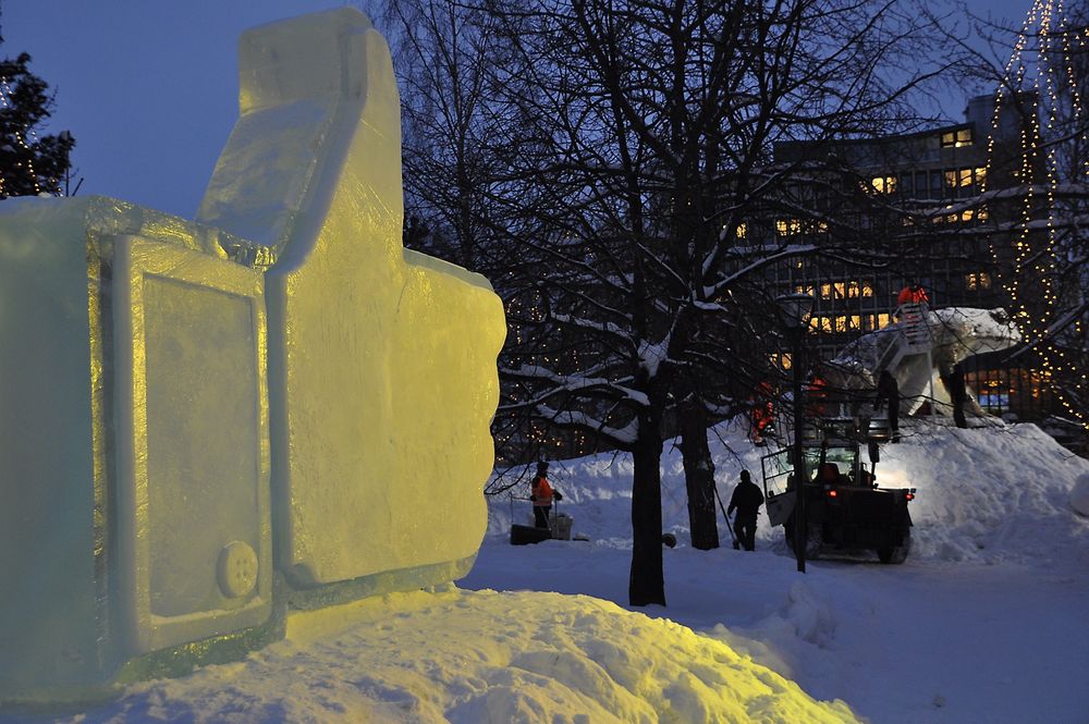 LIKE: Denne ishånden midt i Luleå symboliserer at Facebook og Luleå liker hverandre. Det er kommunen som har bekostet ishånden. I bakgrunnen en isfrosk og Stadshuset, dvs. rådhuset.