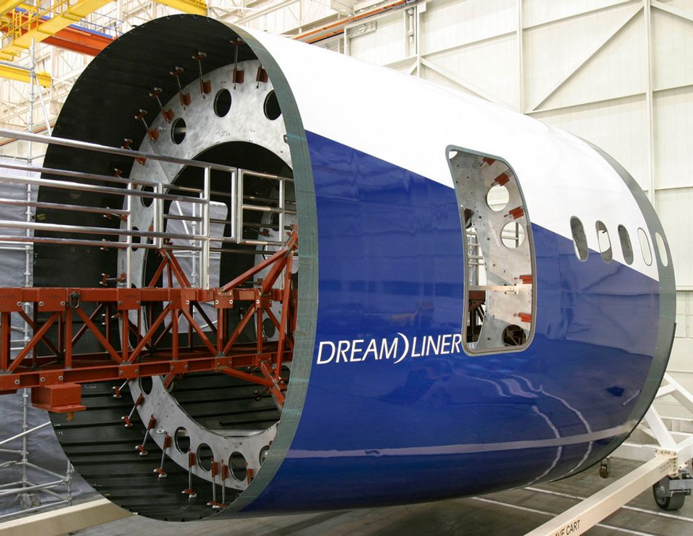 Skroget på Boeing 787 Dreamliner er settes sammen av slike tønneformede komposittstykker.