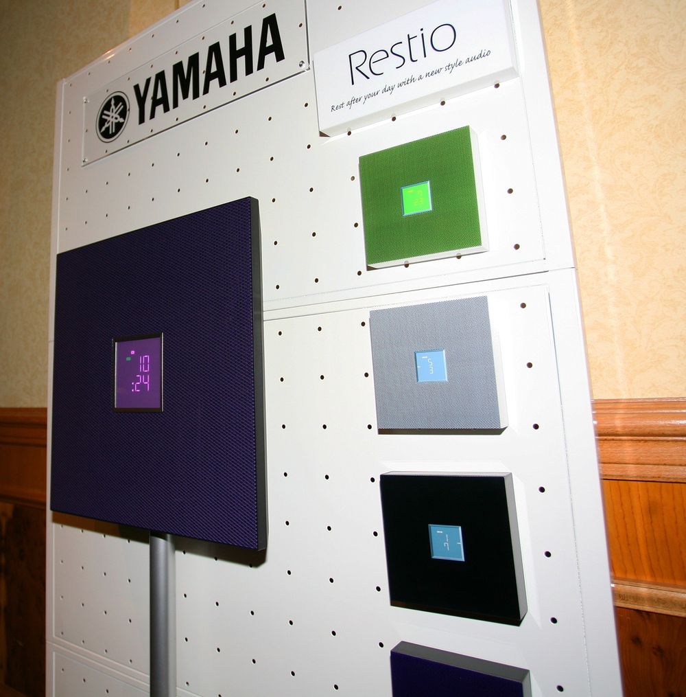 MESSE: Yamaha viste fram Restio, selskapets flate og svært konevennlige høyttalersystem. Mange liker musikk, men ikke store bokser i stua. For dem er slike systemer en løsning.