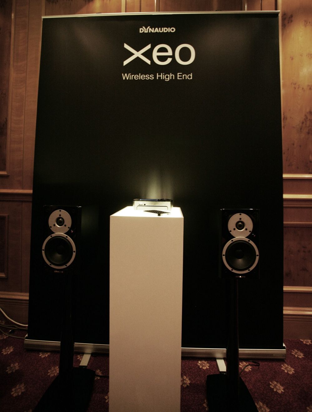 MESSE: Danske Dynaudio lanserte Xeo, som de kaller "verdens første trådløse high-end-høyttalere". Hittil har ikke trådløse høyttalere hatt god nok lydkvalitet, så vi er spente på om disse leverer varene.
