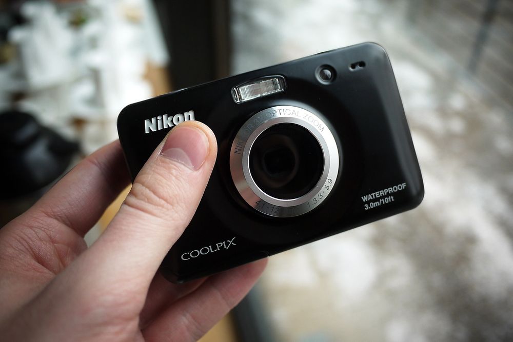 Nikons "barnekamera" S30 har fått objektivet plassert midt på kameraet, for bedre å unngå barnefingre.