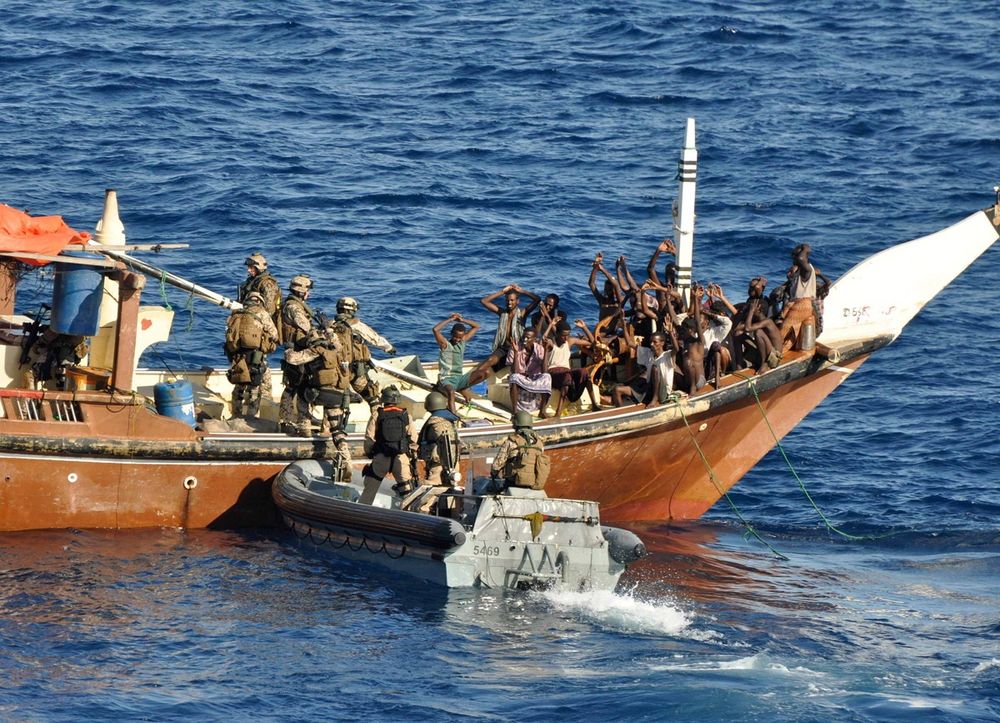 ANHOLDES: Styrker fra ett av skipene som inngår i EU NAVFORs Atalanta-styrke går om bord i et fartøy, mistenkt for å frakte pirater. 117 pirater er stilt for retten, 56 er dømt. EU savner bedre muligheter for å stille pirater for retten.