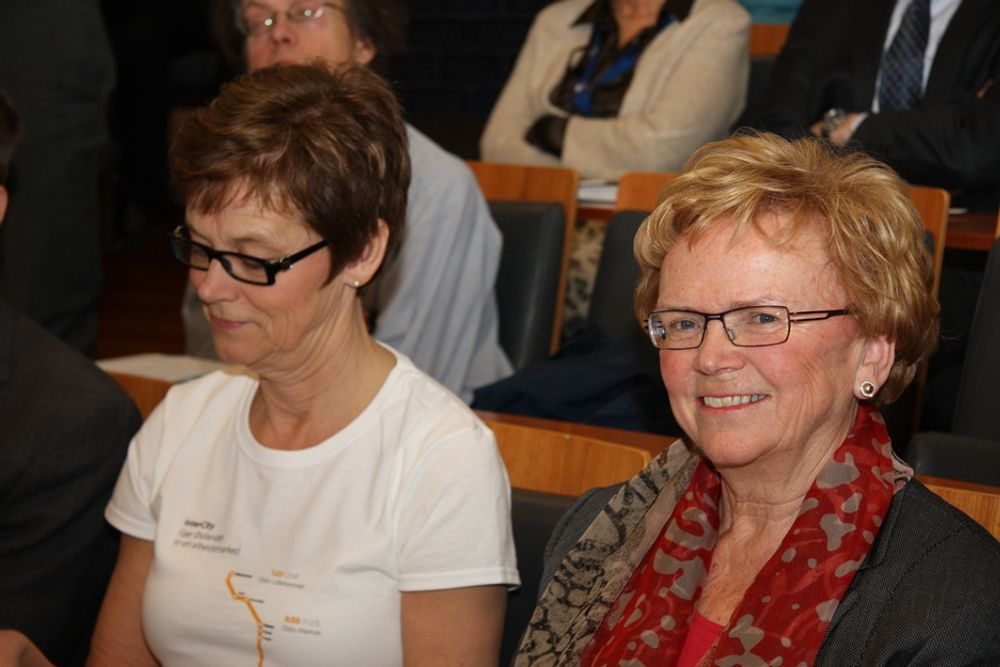 GLAD KLEPPA: Jernbaneverkets direktør Elisabeth Enger (til venstre) og samferdselsminister Magnhild Meltveit Kleppa fulgte spent med på presentasjonen av konseptvalgutredningen for IC-strekningene i dag.