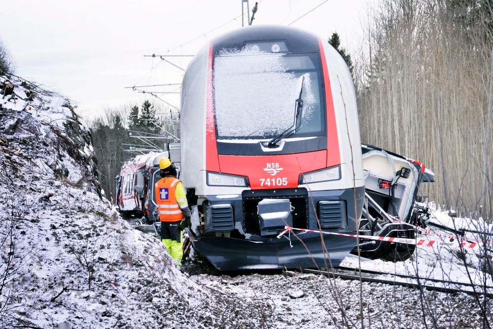 Kurven der ulykken skjedde er kjent som et vanskelig punkt på Vestfoldbanen. Ifølge ferdsskriveren holdt ulykkestoget 135 kilometer i timen.