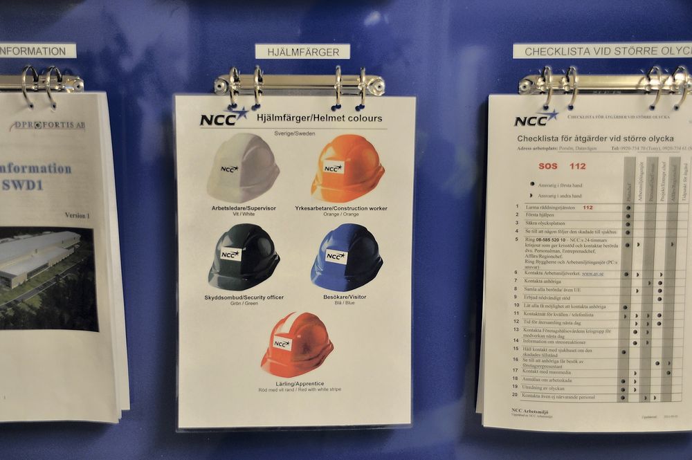 FARGERIKT: NCC har fem ulike fargevalører på sine hjelmer på byggeplassen.