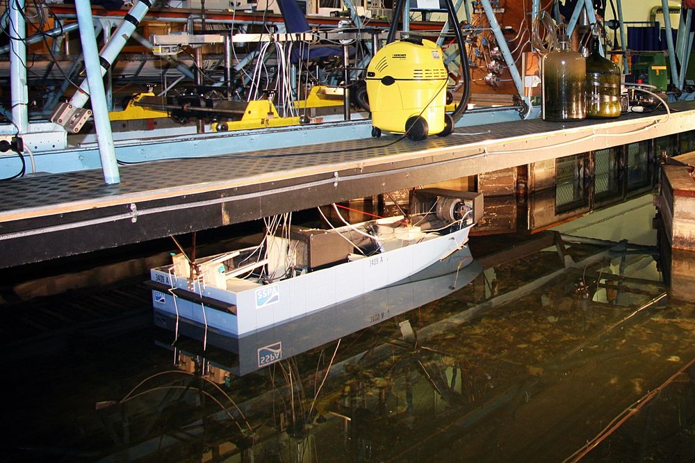 KLART: Modellen ligger klar under slepevognen i den 300 meter lange, 10 meter brede og 5 meter dype slepetranken til SSPA i Gøteborg.