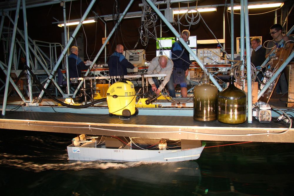 LIST: En aluminiumslist ble montert for å hindre at vannet drar seg opp langs skroget og bremser. SSPA har mange med på testene. Fra venstre: Lasse Norrmann, Gheorghe Popa, Hans Liljenberg, Hans Anderson, Matz Brown og Mats Turesson.